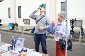 試飲する参加者