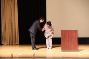 市長と握手する曽我さん
