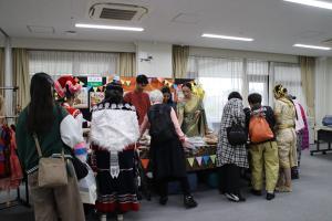 展示を見る来場者