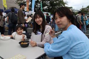 カレーを食べる来場者
