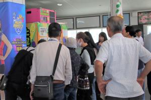 多くの人が自販機の周りに集まる