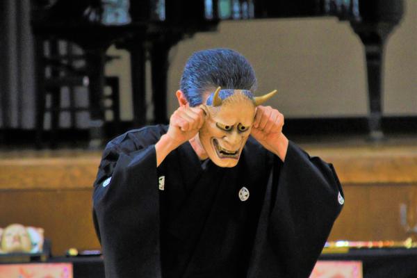 能面を着用する梅若さん