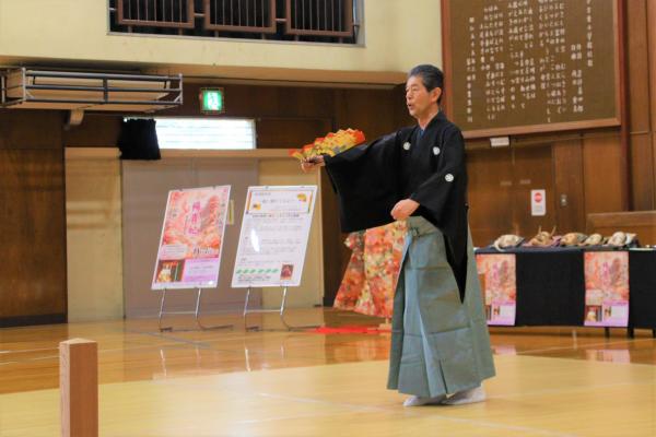 演技する梅若さん