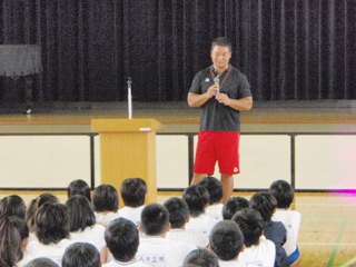 「夢を持つことの大切さ」を話す石川選手