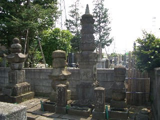 中央-第3代忠照の墓