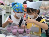料理を作る子どもたち