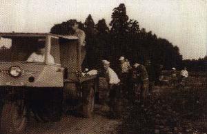 昭和32（1957）年、中新井地区で行われた道路補修工事