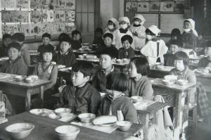 中央小の給食風景