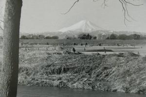 平方・荒川岸から富士山を望む