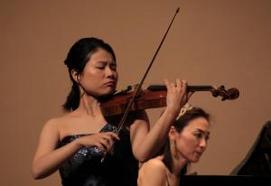 切なそうな表情でバイオリンを奏でる小林沙紀さん