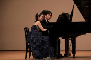 ピアノの連弾の演奏を行う赤間亜紀子さんと清水篤さん