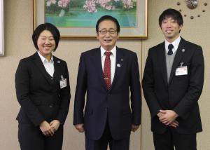左から田野井さん、畠山市長、松原さん