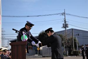 上尾警察署長から功労消防団員に表彰状を贈呈