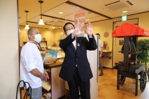 意見交換を行う洋菓子店の代表取締役と畠山市長