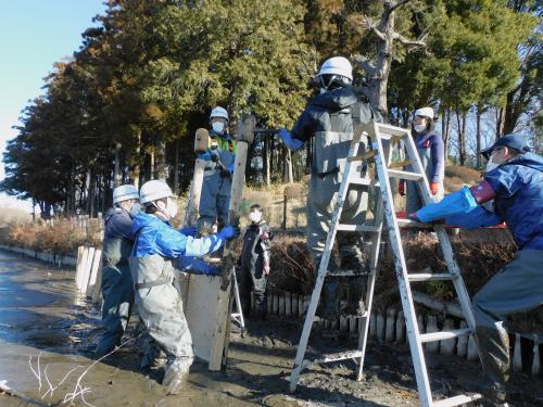 上尾水辺守と市の職員で浅場の杭打ちをしました