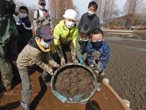 泥のタライは重いのでみんなで協力して、泥まきをします