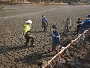 最後は池底でちょこっと泥遊び