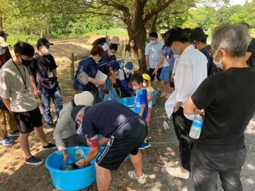 上尾水辺守1期生の皆さんが水生生物モニタリングをしている様子を見学してもらいました。