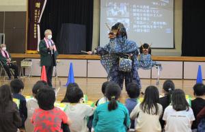 小学３年生の児童に披露された獅子舞