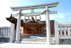 鳥居越しに本殿を望む(愛宕神社)