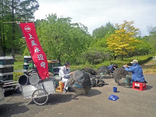 上尾水辺守のみなさんと一緒にアメリカザリガニのワナを組み立てます