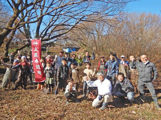 上尾水辺守、当日参加ボランティア、上尾西ロータリークラブの皆さんと上尾市、指定管理者、認定NPO法人生態工房の職員みんなで記念写真