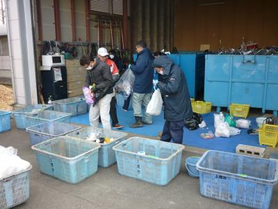 プラスチックの選別作業