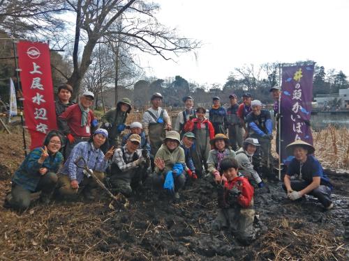 井の頭かいぼり隊と上尾水辺守の皆さん、東京都職員の方、上尾市職員での集合写真