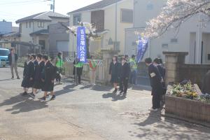 あいさつ運動　地域の方と西中生活委員によるあいさつの様子