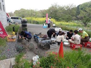 みんなで手分けして罠の補修をしました