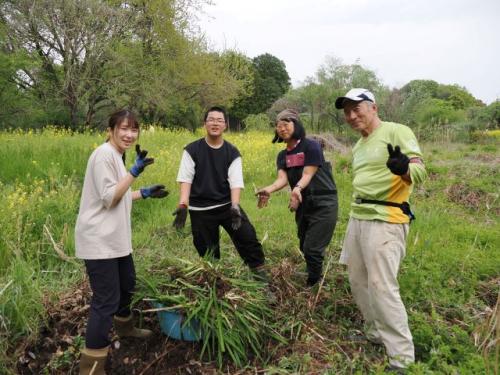 除去したキショウブたちと上尾水辺守の皆さん