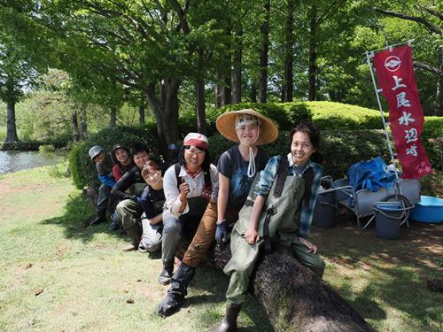 引き上げた流木と上尾水辺守の皆さん。全員座れちゃう長さでした