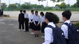 朝のあいさつ運動の様子