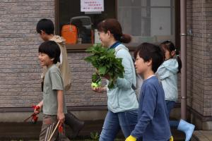 畑に向かう参加者