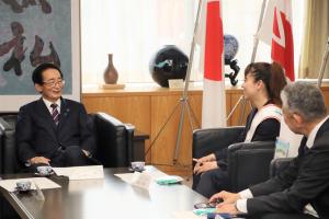 お話を楽しむ畠山市長と太田選手