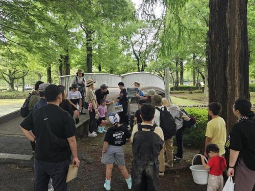 イベント後にみんなで集まって、アメリカザリガニのことを学びました