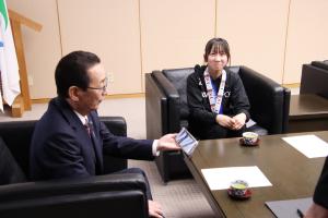 ダンスの様子を見ている市長