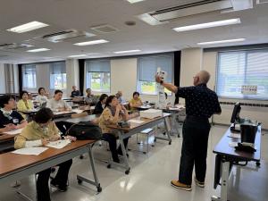 講師の説明を熱心に聞きいる参加者たち