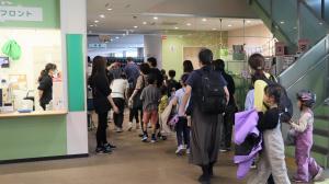 入場する参加者たち