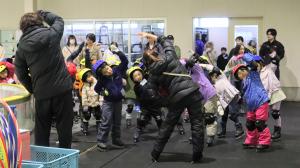 準備体操する参加者