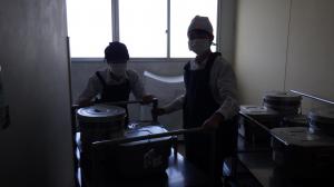 配膳の様子01
