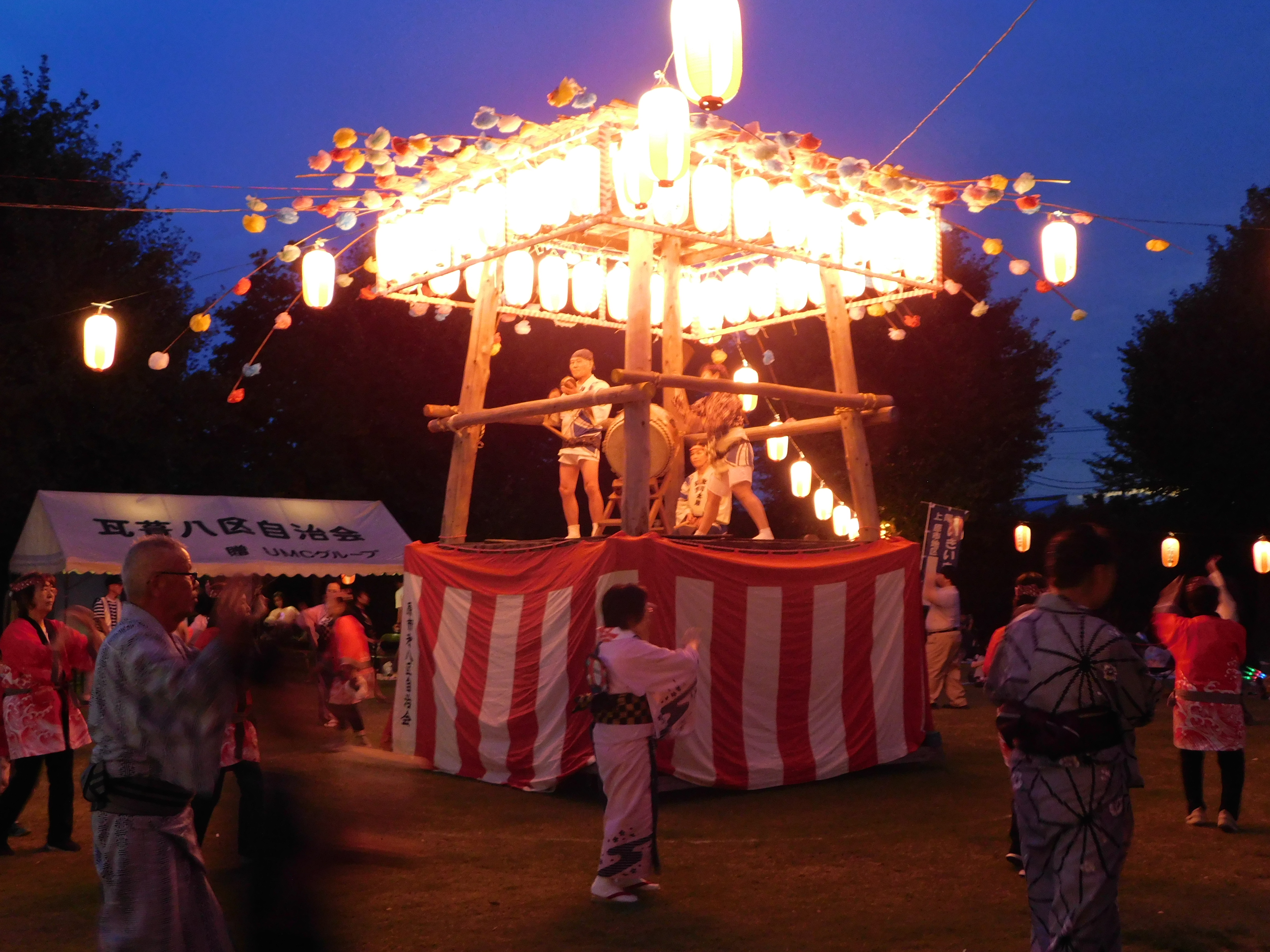 夜のヤグラと盆踊り