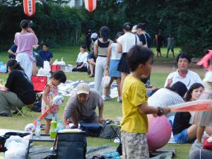 芝生の上で楽しむ