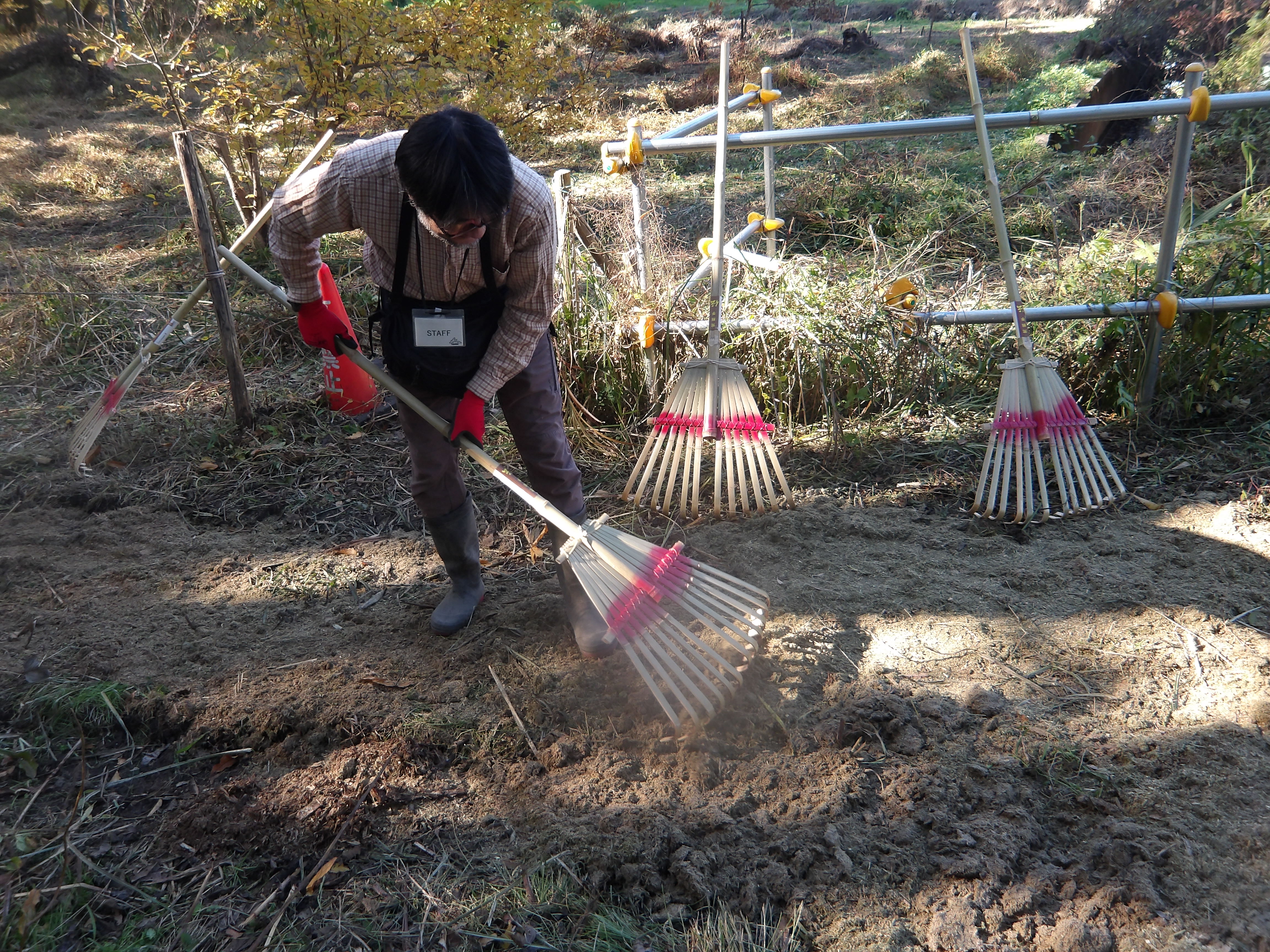 最後に竹チップを敷きならします