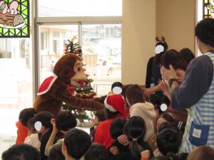 もんきちとふれあうこどもたち