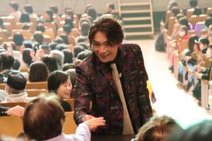 観客と握手を交わす白川さん