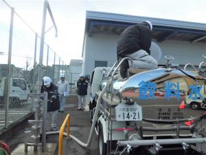 水源から給水車へ飲用水を補給