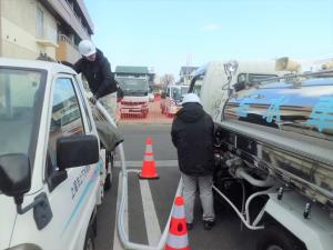 給水車から避難所の給水タンクへ圧送