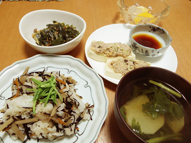 ひじき寿司・蒸し豆腐・すまし汁・海藻ときのこの炒め物・フルーツ寒天