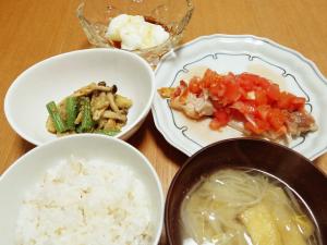 白飯・カリカリ鶏肉のサルサソースがけ・もやしのみそ汁・なすのごま和え・牛乳もち